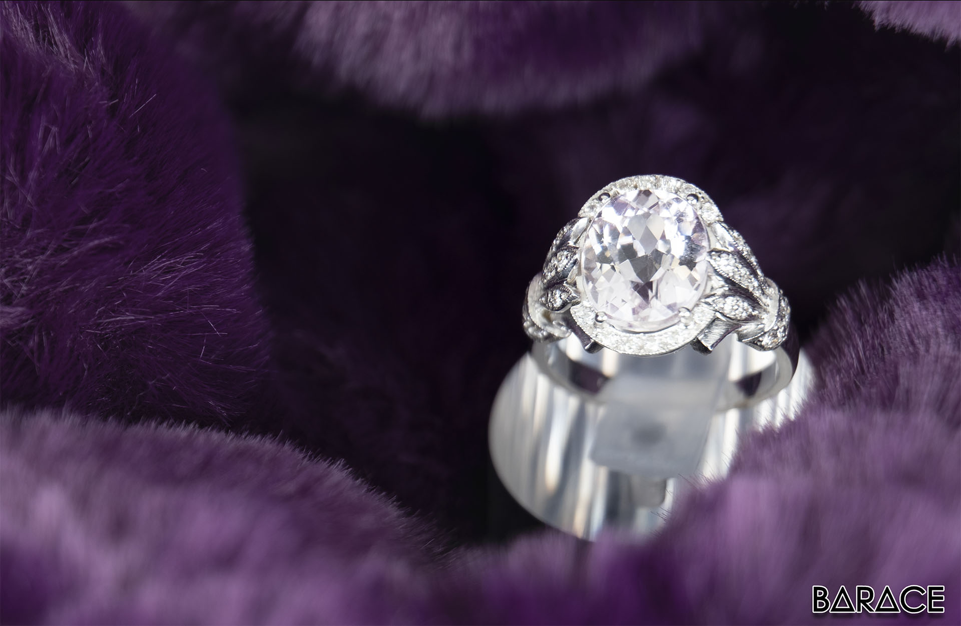 Anillo de oro blanco con pavé de diamantes complejo