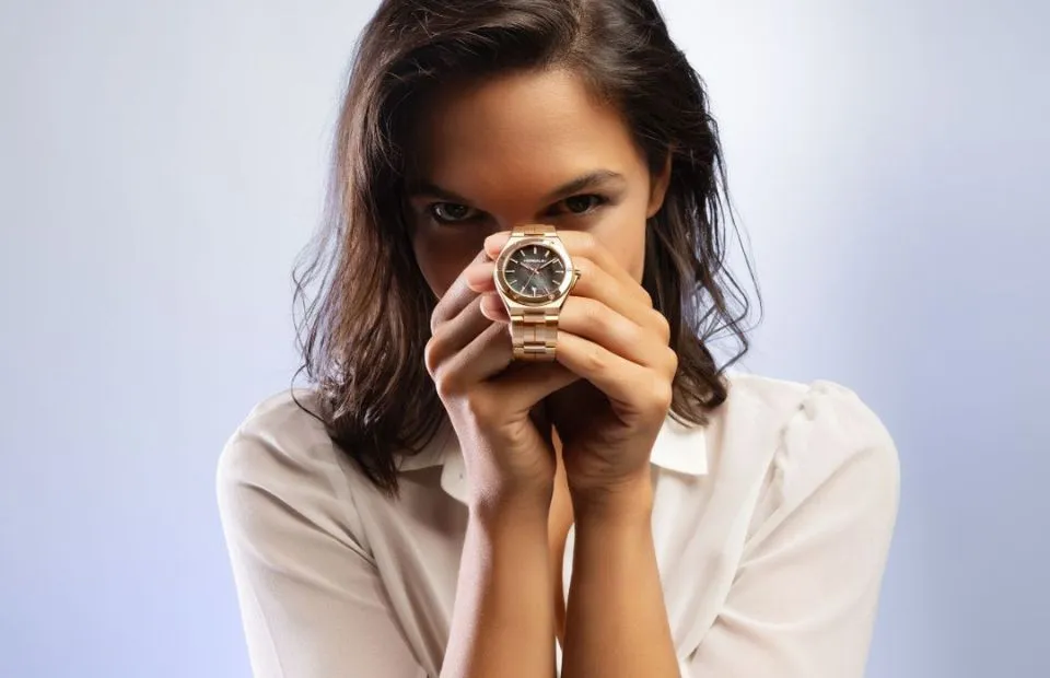 Relojero trabajando con precisión